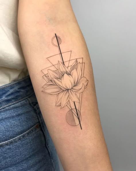 Lotis Flower Tattoo, Drawing Lotus Flower, Blossom Doodle, Lotus Blossom Tattoos, Geometric Tattoo Lotus, Doodle Zen, Geometric Flower Tattoo, Lotus Tattoos, Mens Tattoos