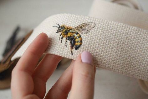 Honey Bee Embroidery, Bee Embroidery, Embroidery Works, Thread Painting, 자수 디자인, Guitar Strap, Embroidery Inspiration, Beautiful Embroidery, Embroidery Projects