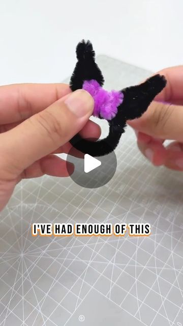 Halloween Crafts Pipe Cleaners, Bead And Pipe Cleaner Crafts, What To Do With Pipe Cleaners, Pipe Cleaner Halloween Crafts, Halloween Pipe Cleaner Crafts, Diy Pipe Cleaner Crafts, Things To Make Out Of Pipe Cleaners, Crafts With Pom Poms, Pipe Cleaner Keychain