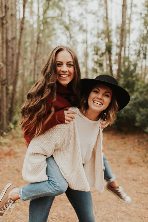 Mother And Daughter Senior Pictures, Fall Picture Ideas For Sisters, Senior Picture Ideas Sisters, Posing Sisters Photo Shoots, Mother Daughter Fall Photoshoot Poses, Sister Picture Ideas Sibling Poses, Outdoor Sister Photoshoot, Photography Poses Mom And Daughter, Grown Sister Photo Shoot