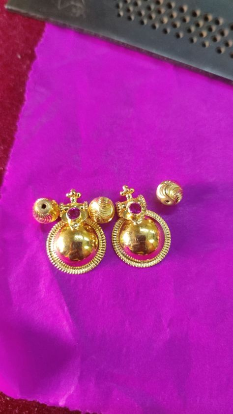 Thali Bottu Designs, Traditional Mangalsutra, Silver Anklets Designs, Jewelry Fancy, Mangalsutra Chain, Delicate Gold Jewelry, Gold Jewels Design, Black Beads Mangalsutra Design, Fancy Jewelry Necklace