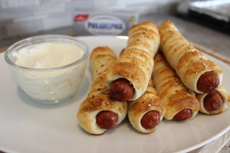 Pop these Easy Hot Dogs in a Blanket into the oven for a tasty dish tonight. To make these Easy Hot Dogs in a Blanket, roll hot dogs in pretzel or pizza dough and add seasonings for great flavor the whole family will love. Hot Dogs In A Blanket, Dogs In A Blanket, Bagel Dogs, Easy Bagel, Pilsbury Recipes, Philadelphia Recipes, Friendsgiving Food, Pastas Recipes, Bagel Dog