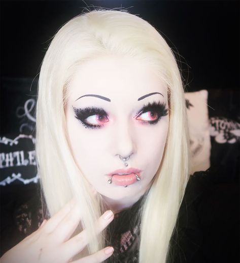 Toxic Tears, Vampire Barbie, Vampire Pictures, Goth Beauty, Makeup Inspo, My Images, My Pictures, Piercings, Halloween Face Makeup