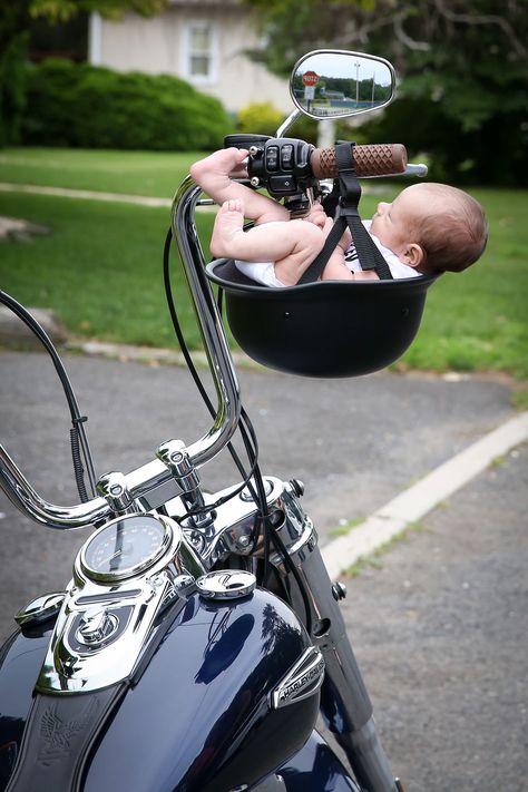 Harley Davidson newborn Harley Davidson Kids, Biker Baby, Motorcycle Baby, Harley Davidson Baby, Harley Davidson Tattoos, Newborn Photography Boy, Motorcycle Photography, Baby Pics, Newborn Pictures