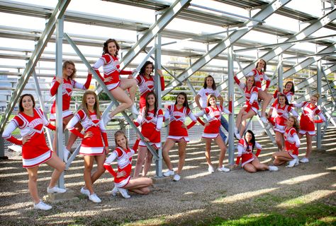 Great picture for cheer Cheerleader Character, Cheer Squad Pictures, Cheerleader Poses, Dance Team Photos, Cheerleading Pics, Cheerleading Poses, Cheer Photo, Cheer Team Pictures, Cheer Photography