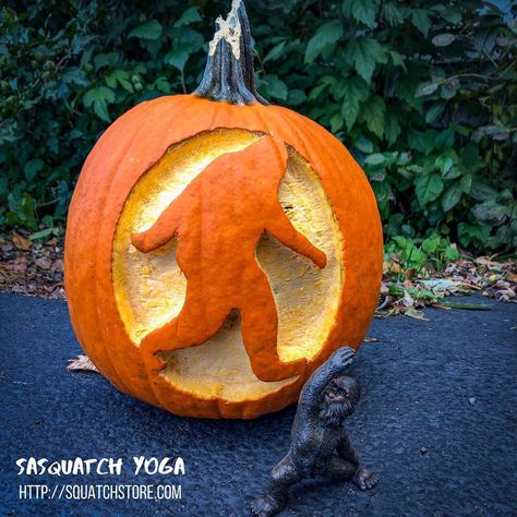 Yoga Pumpkin Carving, Bigfoot Pumpkin Carving, Alien Pumpkin Carving Ideas, Alien Pumpkin Carving, Sneaky Sasquatch, Alien Pumpkin, Carving Templates, Pumpkin Carving Designs, Alien Costume