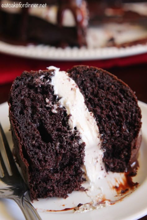 Let me introduce you to one of the BEST cakes you will ever have. Seriously, I love this cake. Every layer of flavor is out of contr... Whoopie Cake Recipe, Whoopie Pie Cake Recipe, Gob Cake, Whoopie Pie Cake, Chocolate Marshmallow Cake, Fudgy Cake, Marshmallow Cake, Nutella Cupcakes, Chocolate Whoopie Pies