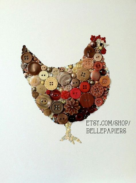 CHICKEN IN BUTTONS Button Creations, Chicken Crafts, Rooster Art, Chicken Decor, Chicken Art, Button Picture, Diy Buttons, Rustic Kitchen Decor, Button Art