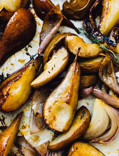 baked pears with red onions Vegan Halloumi, Roasted Pears, Winter Side Dishes, Halloumi Cheese, Roasted Pear, Baked Pears, Pear Recipes, Red Onions, Vegetarian Diet