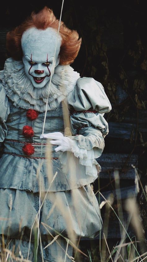 Pennywise Costume Girl, Darkside Wallpaper, Diy Pennywise Costume, Pennywise Costume For Kids, Pennywise Costume, Movie Drinking Games, Es Pennywise, Addams Familie, Party City Costumes