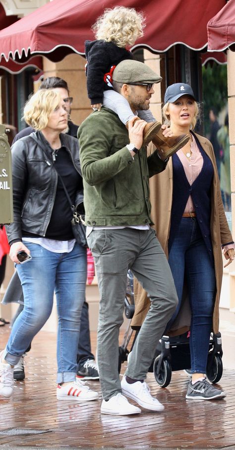 Khaki Suede Jacket and White Shirt with Charcoal Chinos, White Converse, Black Glasses and Grey Flat Cap Alongside Family Flat Cap Men Outfit, Flat Cap Outfit, Black Cap Outfit, Ryan Reynolds Style, Blake Lively Ryan Reynolds, Old Man Fashion, Flat Cap Men, Cap Outfit, Taylor Lautner