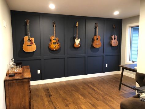 A beatiful way to display guitars. Add a board and batten featured wall! Black Wall Music Room, Cool Home Music Studio, Moody Guitar Room, Music Room Decoration Ideas, Living Room Guitar Display, Guitar Accent Wall, Wall Mounted Guitars, Music Room In Basement, Home Office Display Wall