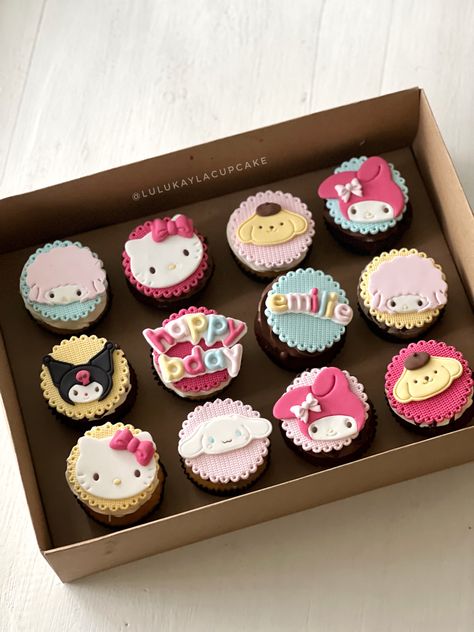 Sanrio Cupcakes Ideas, Sanrio Cake Pops, Cinnamoroll Cupcake, Sanrio Cupcakes, Kuromi Cupcake, Sanrio Birthday Party, Sanrio Cake, Sanrio Birthday, Cinnamon Roll Cupcakes