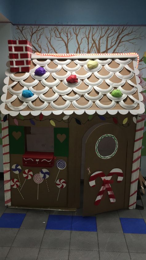 Cardboard Gingerbread, Christmas Cubicle Decorations, Cardboard Gingerbread House, Christmas Door Decorating Contest, Christmas Classroom Door, Door Decorating Contest, Gingerbread Christmas Decor, Gingerbread House Decorations, Gingerbread Decorations