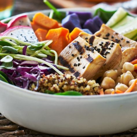 What is a buddha bowl and how do I make one? Check out these yummy recipes for buddha bowls to keep you feeling energized and full! Buddha Bowl Vegan, Vegan Camping Food, Vegan Buddha Bowl, Grilled Tofu, Vegan Hummus, Buddha Bowl, Healing Food, Idee Pasto Sano, Easy Meal Prep