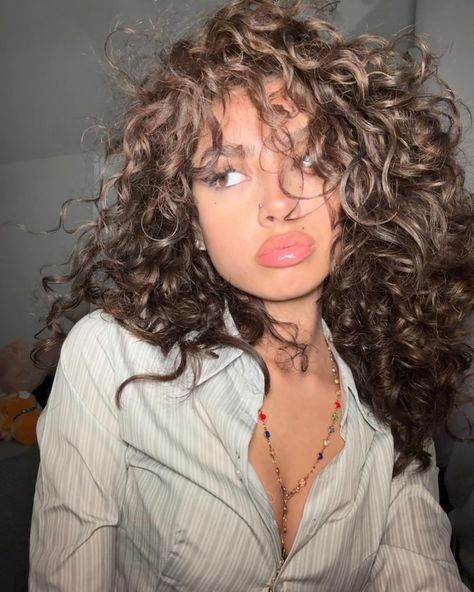 Hair Color For Brown Skin, Curly Head, Curly Hair Styles Easy, Beautiful Curly Hair, Natural Curls Hairstyles, Hairdos For Curly Hair, Hair Stylies, Character Inspo, Hair Inspo Color