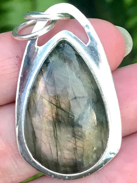 Labradorite Pendant Stone Settings Jewelry, Esoteric Jewelry, Trust In The Universe, Lapidary Jewelry, Silversmith Jewelry, Beach Stones Jewelry, Jewelry Pictures, Silversmithing Jewelry, Contemporary Handmade Jewelry