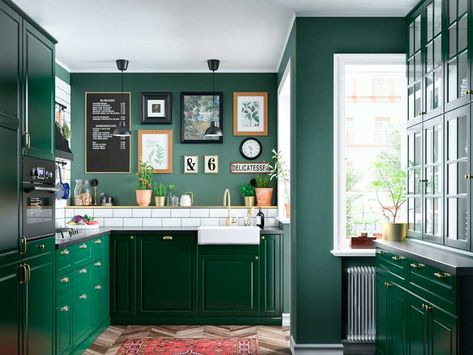 Cocinas sin muebles altos: ¿cómo organizarlas y decorarlas? - Foto 10 Ikea Bodbyn Kitchen, Ikea Bodbyn, Ikea Interior, Green Kitchens, Kitchen Ikea, Kitchen Solutions, Green Cabinets, Ikea Kitchen, Base Cabinets