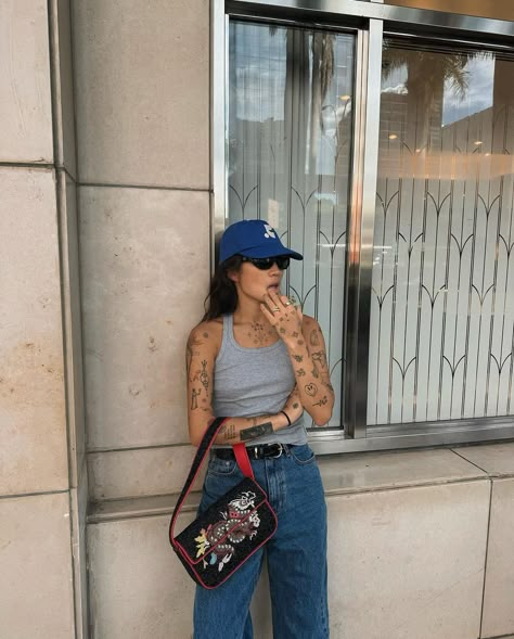 Ballcap Outfits, Ballcap Outfit, Peggy Gou Style, Peggy Gou, Night Out Fashion, Adidas Outfit Women, Baseball Cap Outfit, 90s Sunglasses, Match Outfits