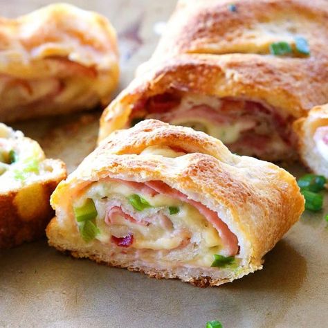 Ham and Swiss Stromboli - I love this easy weeknight dinner! the-girl-who-ate-everything.com Ham And Swiss Stromboli, Garbage Bread, Stromboli Recipe Easy, Cooked Ham, Ham And Swiss, The Girl Who Ate Everything, Stromboli Recipe, Stuffed Bread, Fingerfood Party