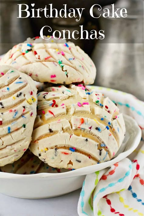 Funfetti Conchas Conchas Pan Dulce Design, Chocolate Conchas, Strawberry Conchas, Cupcake Conchas, Mini Conchas Recipe, Mexican Baking, Mexican Bakery Recipes, Sourdough Conchas, Mexican Conchas Recipe