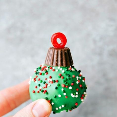 Five Christmas OREO Cookie Truffles - Chelsea's Messy Apron Christmas Oreo Ornaments, Ornament Oreo Balls, Oreo Cookie Balls Christmas, Oreo Christmas Balls, Oreo Truffles Christmas, Christmas Oreo Balls, Oreo Snowman, Oreo Cookie Truffles, Oreo Balls Christmas