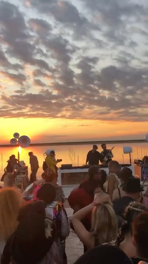 Sunset Party Aesthetic, Lake House Party, House Music Aesthetic, House Music Party, Lake Party, Sunset Party, Techno Party, Rooftop Party, Techno House