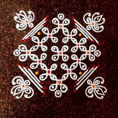 Side Rangoli, Simple Rangoli With Dots, Melikala Muggulu, Rangoli Designs Videos, Easy Rangoli Designs Videos, Very Easy Rangoli Designs, Rangoli Designs Photos, Rangoli Designs Simple Diwali, Easy Rangoli Designs Diwali