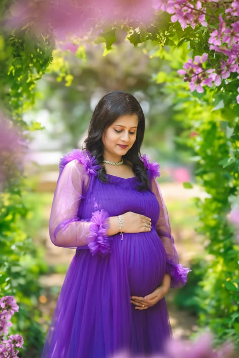 🎀 "The best is yet to come."   #maternityshoot #maternityphotography #maternityphotoshoot #bangalorematernityphotographer #bangalorematernityphotography #bangaloremoms #pregnancyphotoshoot   Link: totinshot.in/maternity-photoshoot For Details Contact us :8310640408 Baby Shower Poses Mom, Mom To Be Photoshoot, Solo Maternity Pictures, Baby Shower Photography Poses, Baby Shower Poses, Shower Poses, Maternity Gown Photography, Frock Ideas, Baby Bump Photoshoot