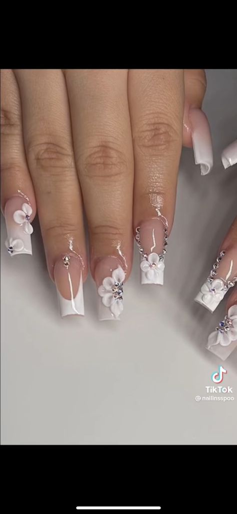 Cute Nails Acrylic Latina, Quinceanera White Nails, French Tip Latina Nails, Damas Nails For Quince, Quince Dama Nails, Quince Nails Medium Length, Hispanic Nails Acrylic, Latina Nails White, Cute Latina Nails