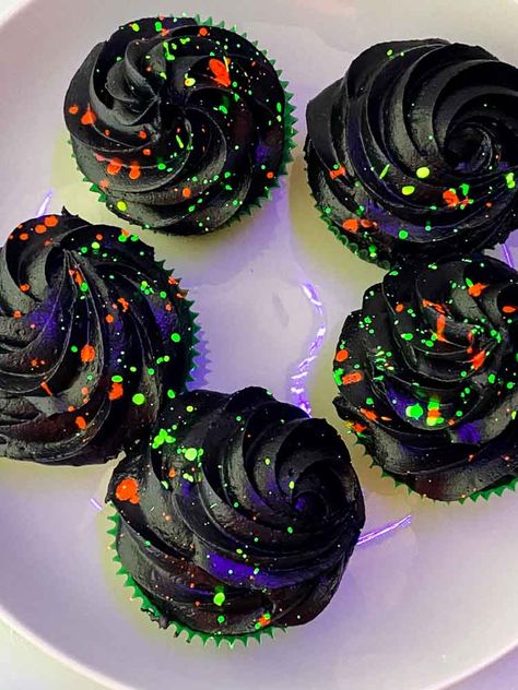 Glow In The Dark Ideas Diy, Neon Glow Party Food Ideas, Glow In The Dark Party Foods, Glow In The Dark Quinceanera, Food For Glow Party, Glow In The Dark Party Cake Ideas, Glow In The Dark Party Treats, Glow Party Desserts, Glow In Dark Birthday Cake