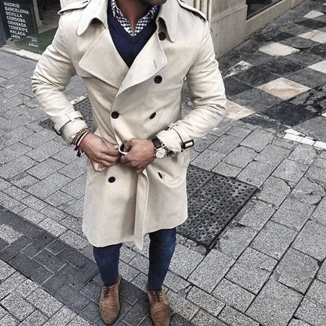 Unique Guys Winter Outfits Style Ideas Classy Man, Cold Outfit, Man Cold, Trench Beige, Men With Street Style, Blue Jumper, Winter Outfits Men, Mens Winter Fashion, Gentleman Style