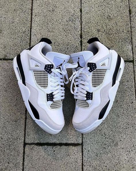 Jordan Retro 4 Mujer, Cool Jordans, Iconic Sneakers, Pretty Sneakers, Nike Fashion Shoes, Preppy Shoes, Pretty Shoes Sneakers, Jordan Shoes Retro, Jordan 4s