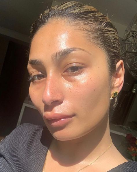 Kanvas Beauty on Instagram: “✨❣️Umm…. stunner alert❣️✨ @priyankapsub showing off her amazing skin! No filter. No makeup. Just enjoying her LED therapy mask for the…” Photoshop Makeup, Nice Skin, Skincare 101, Led Therapy, No Makeup, No Filter, Wedding Styles, Filter, Photoshop