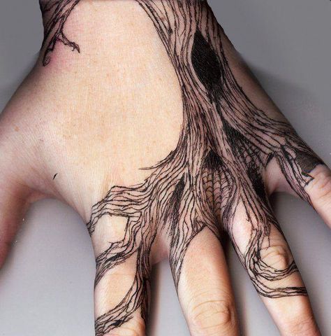 tree-tattoos-05 Unique Hand Tattoos, Herren Hand Tattoos, Tree Tattoo Designs, Geniale Tattoos, Tree Of Life Tattoo, Hand Tattoos For Guys, Ink Master, Tattoo Life, Tree Tattoo