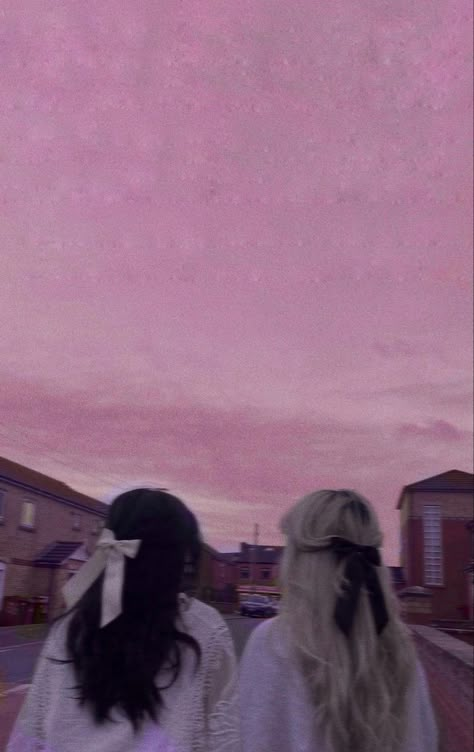 Blonde And Brunette Friends, Cute Bow Hairstyle, Brunette Friends, Pink Sky Sunset, Bow Hairstyles, Blonde And Brunette, Cute Friendship, Hairstyle Blonde, Bow Hairstyle