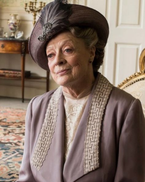 Dame Maggie Smith passed away at 89. RIP 🕊️ Violet Crawley, Downton Abbey Party, Downtown Fashion, Downton Abbey Quotes, Downton Abbey Costumes, Downton Abbey Cast, Downton Abbey Series, Lady Violet, Edwardian Hat