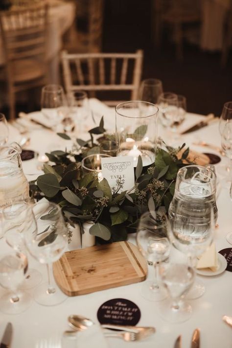 10 Lovely Ways to Decorate Round Tables — Luxury Weddings UK Round Wedding Tables, Simple Wedding Centerpieces, Nye Wedding, Centerpieces Wedding, Wedding Table Decorations, Wedding Tablescapes, Wedding Mood Board, Decor Guide, Wedding Table Centerpieces