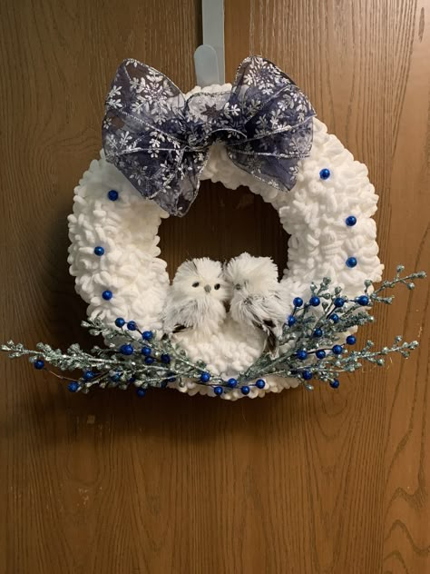 Yarn Wreaths Christmas, Styrofoam Wreath Ideas, Snowman Wreaths Made Out Of Yarn, Pompom Wreath Christmas White, Christmas Wreath With White Owl, Christmas Yarn Crafts, White Fur Christmas Wreath To Make, Rope Wreath Diy, Christmas Yarn Wreaths