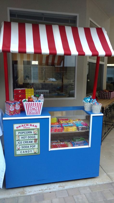 Backyard movie night snack bar / concession stand diy Small Concession Stand Ideas, Movie Night Outdoor Party, Movie Night Dessert Table, Backyard Concession Stand, Concession Stand Trunk Or Treat, Movie Theater Halloween Theme, Diy Snack Bar Stand, Homemade Concession Stand, Church Movie Night Ideas