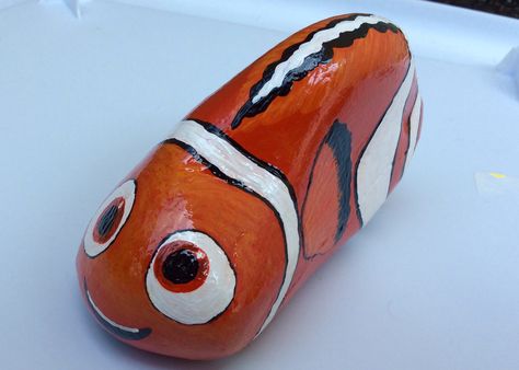 Finding Nemo FISH Dory Disney painted rocks by Holly N. Fish Painted Rocks Ideas, Finding Nemo Painted Rocks, Nemo Painted Rock, Nemo Rock Painting, Disney Painted Rocks, Coconut Painting, Finding Nemo Fish, Acrylic Painting Rocks, Gram Cracker