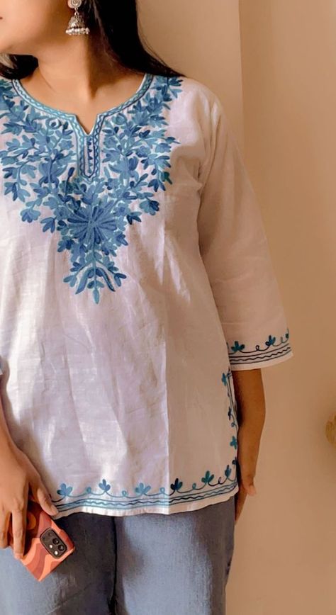 Fashion: #fashion, #style, #outfitinspiration, #beauty Kurta With Jeans For Women, Short Kurties Outfit, Kashmiri Kurti Outfit, Kashmiri Kurta Woman, Short Kurtas Women, Short Kurti With Jeans Outfit Aesthetic, Short Kurta Outfit, Simple Kurta Designs Casual, Kashmiri Kurti Design