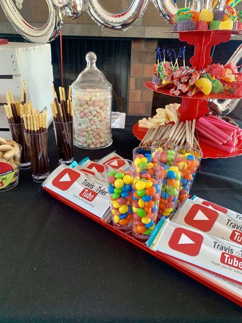 Youtube Party Ideas, Youtube Party Theme Kids, Birthday Party Ideas For Guys, Youtube Themed Birthday Party, Youtube Birthday Party Ideas, Youtube Birthday Party, Bob Marley Birthday, Media Party, Youtube Party