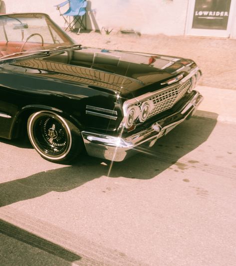 Lowriders Aesthetic, Lowrider Aesthetic, Lowrider Photography, Chicano Aesthetic, Lowrider Wallpaper, Blacked Out Cars, Chicano Culture, Old School Aesthetic, Chevrolet Car