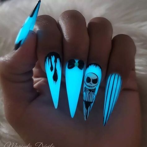 Catching glow nail art Coffin Halloween, Black Halloween Nails, Horror Nails, Crazy Nail Designs, Nail Art Halloween, Holloween Nails, Halloween Idea, Halloween Acrylic Nails, Cute Halloween Nails