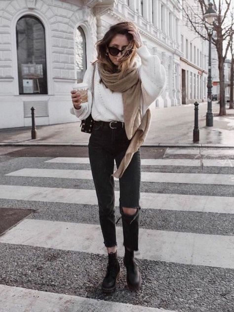 Doc Martens Outfit, Mode Casual, Popular Outfits, Mode Inspo, White Sweater, 가을 패션, Urban Outfits, Edgy Outfits, Doc Martens