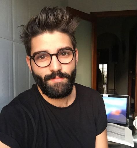 ♥♥ cute with glasses I love this so much ♥ ♥ Beard Guide, Beard Hairstyle, Great Beards, Beard Love, Beard Tattoo, Beard Styles For Men, Beard Growth, Trendy Haircuts, Cooler Look