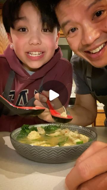 saltNpiipa on Instagram: "20min Wonton Soup #wontonsoup #wonton #asianfood #homemadesoup #dinnerideas #easyrecipe #20minutemeal 

8 servings total
432 Cals/serving
24g Protein
14g Fat
38g Carbs

1 1/2 tbsp Olive oil
1 large Onion (roughly chopped)
1/4 cup Ginger (slices)
6 cloves Garlic (roughly chopped)
8 cups Chicken broth
1 tbsp Soy sauce
1 tbsp Rice wine vinegar
2 tsp Sesame oil

Pork Mix:
1lb Lean ground pork
1/4 cup Panko breadcrumbs 
2 small Eggs
1 tbsp Soy sauce
1 tbsp Ginger (minced)
3 tbsp Chives (finely chopped)
2 tsp Rice wine vinegar
1 tsp Black pepper
1/2 tsp Sugar

3 cups, Bok choy
15 Wonton wrappers (cut diagonally )

Finish with green onions & chili oil

Inspired by @eat_figs_not_pigs" Red Thai Curry Wonton Soup, Deconstructed Wonton Soup, Chinese Soup Recipes Healthy, Easy Wonton Soup With Frozen Wontons, Danish Soup, Wonton Soup With Frozen Wontons, Wonton Soup Broth, Won Ton Soup, Easy Asian Dishes