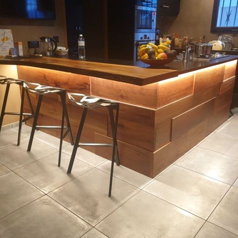 Habillage d'un comptoir de bar en briques de platane. Le plan de travail est aussi en platane live edge. Le tout huilé avec Oil+2c pure de Rubio monocoat. Rubio Monocoat, Bar Restaurant, Live Edge, Restaurant Bar, Breakfast Bar, Restaurant, Boutique, Bar, Furniture