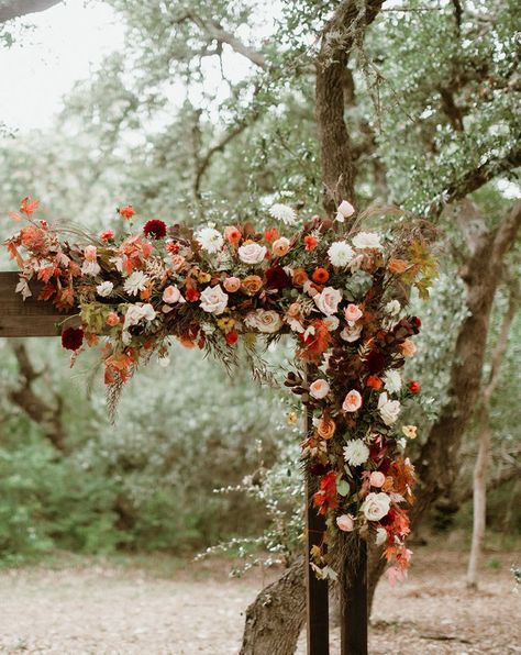 Fall Wedding Outside Decorations, Flower Arch Alternative, Earth Tones Wedding Decor, Fall Wedding Bouquets Diy, Fall Wedding Flowers Decor, Wedding Flowers Earth Tones, Fall Wedding Floral Arrangements Ceremony, Simple Fall Wedding Flowers, Earth Tone Wedding Cake